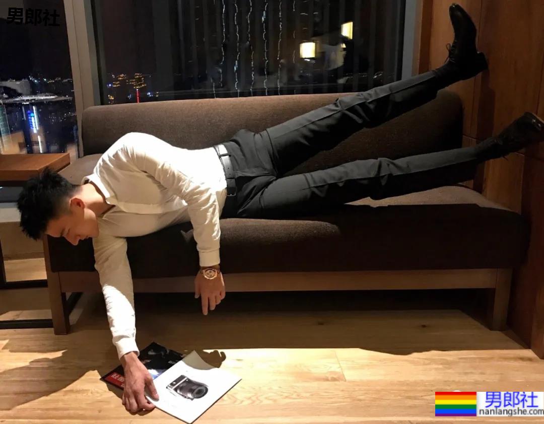 照片被疯传的正装肌肉男找到了，寸头腹肌大长腿，做梦的素材增加了！-51虹马