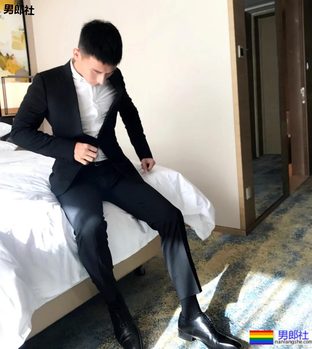 照片被疯传的正装肌肉男找到了，寸头腹肌大长腿，做梦的素材增加了！ - 51虹马