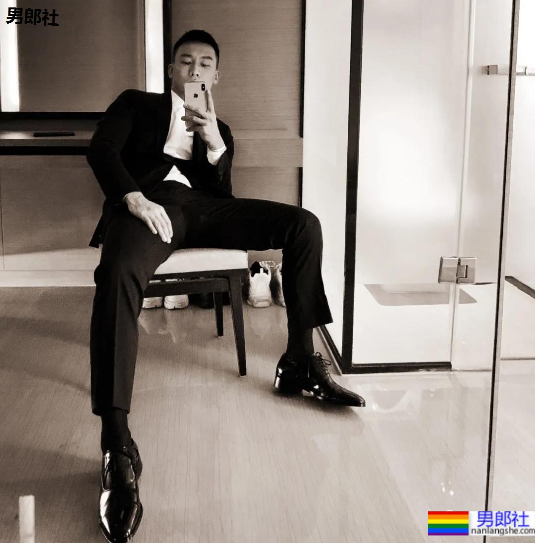照片被疯传的正装肌肉男找到了，寸头腹肌大长腿，做梦的素材增加了！ - 51虹马