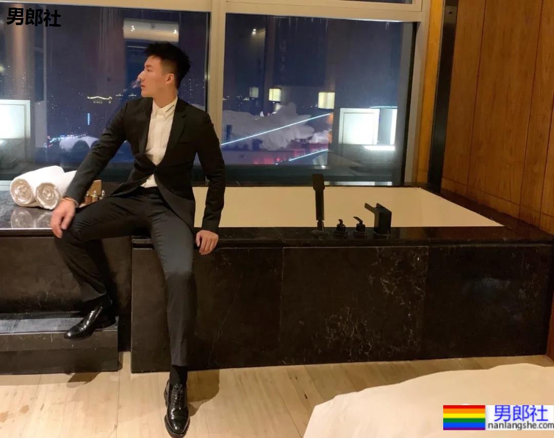 照片被疯传的正装肌肉男找到了，寸头腹肌大长腿，做梦的素材增加了！ - 51虹马