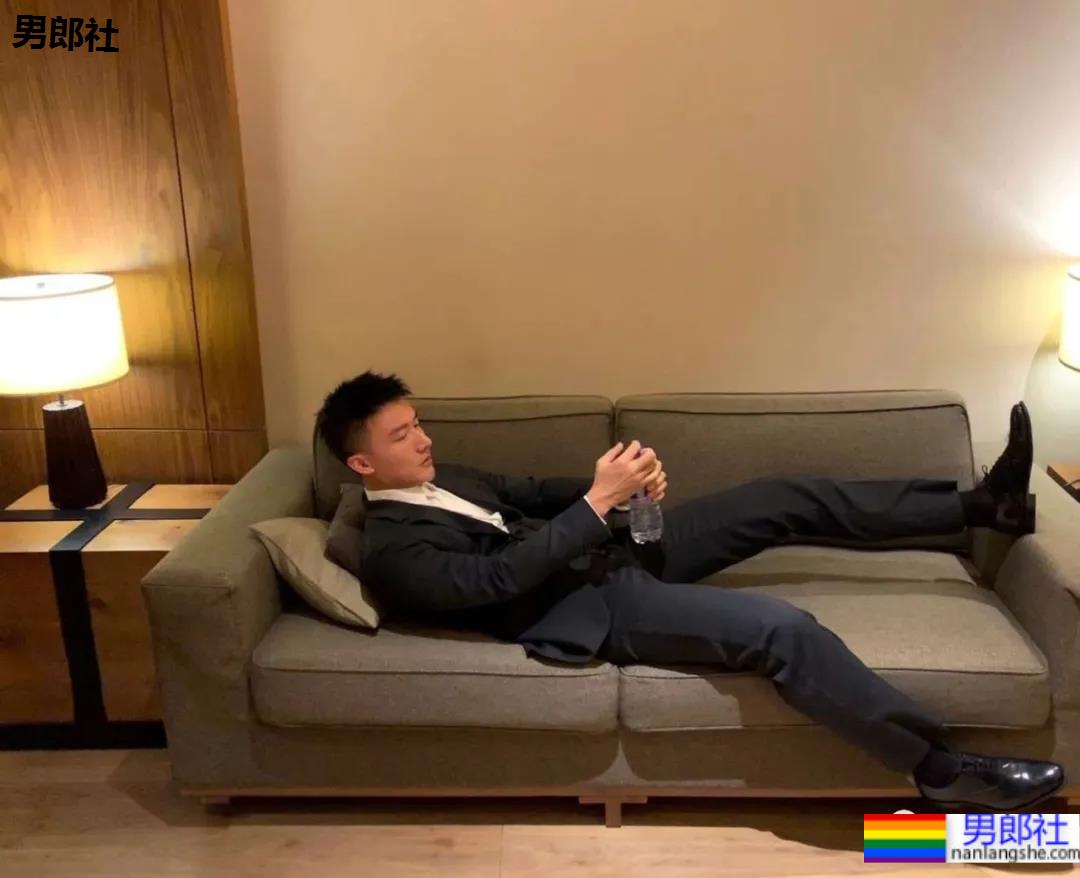 照片被疯传的正装肌肉男找到了，寸头腹肌大长腿，做梦的素材增加了！ - 51虹马