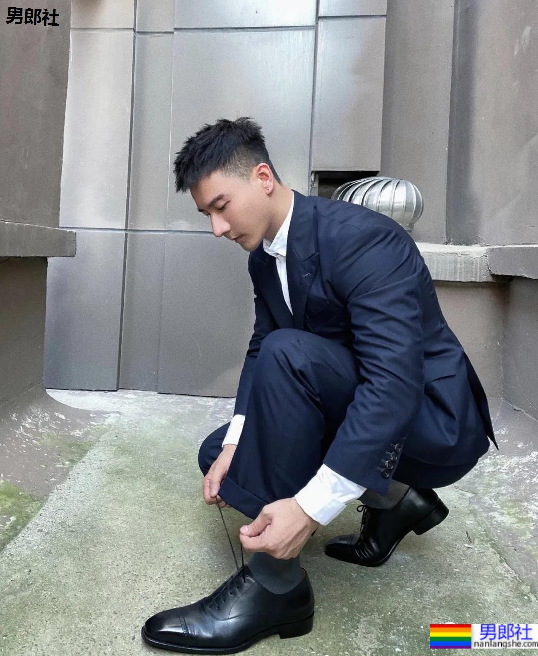 照片被疯传的正装肌肉男找到了，寸头腹肌大长腿，做梦的素材增加了！ - 51虹马