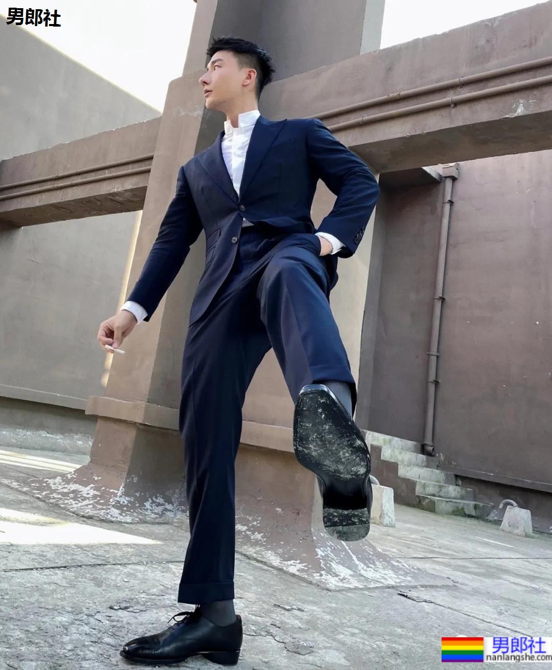 照片被疯传的正装肌肉男找到了，寸头腹肌大长腿，做梦的素材增加了！ - 51虹马