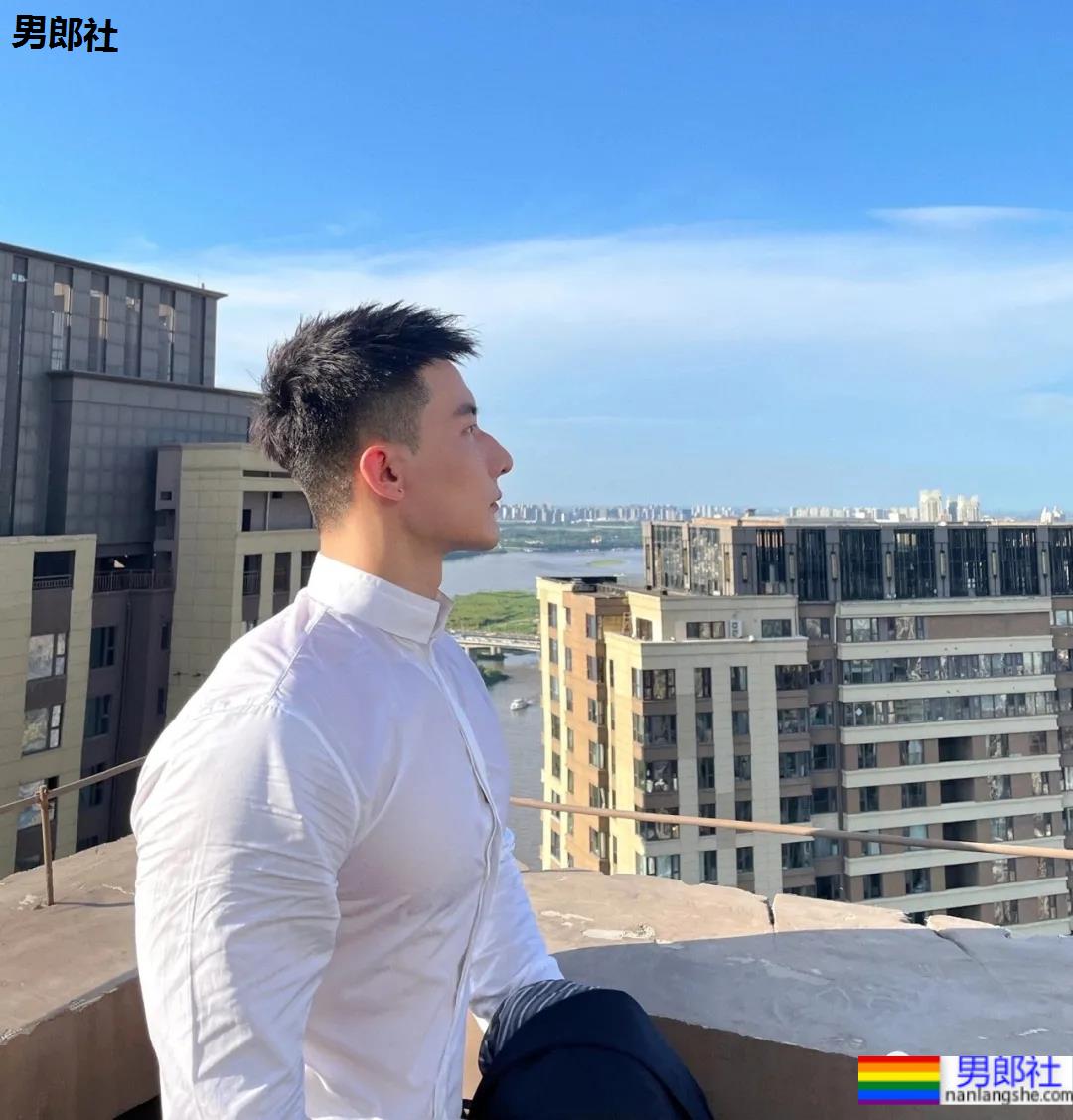 照片被疯传的正装肌肉男找到了，寸头腹肌大长腿，做梦的素材增加了！ - 51虹马