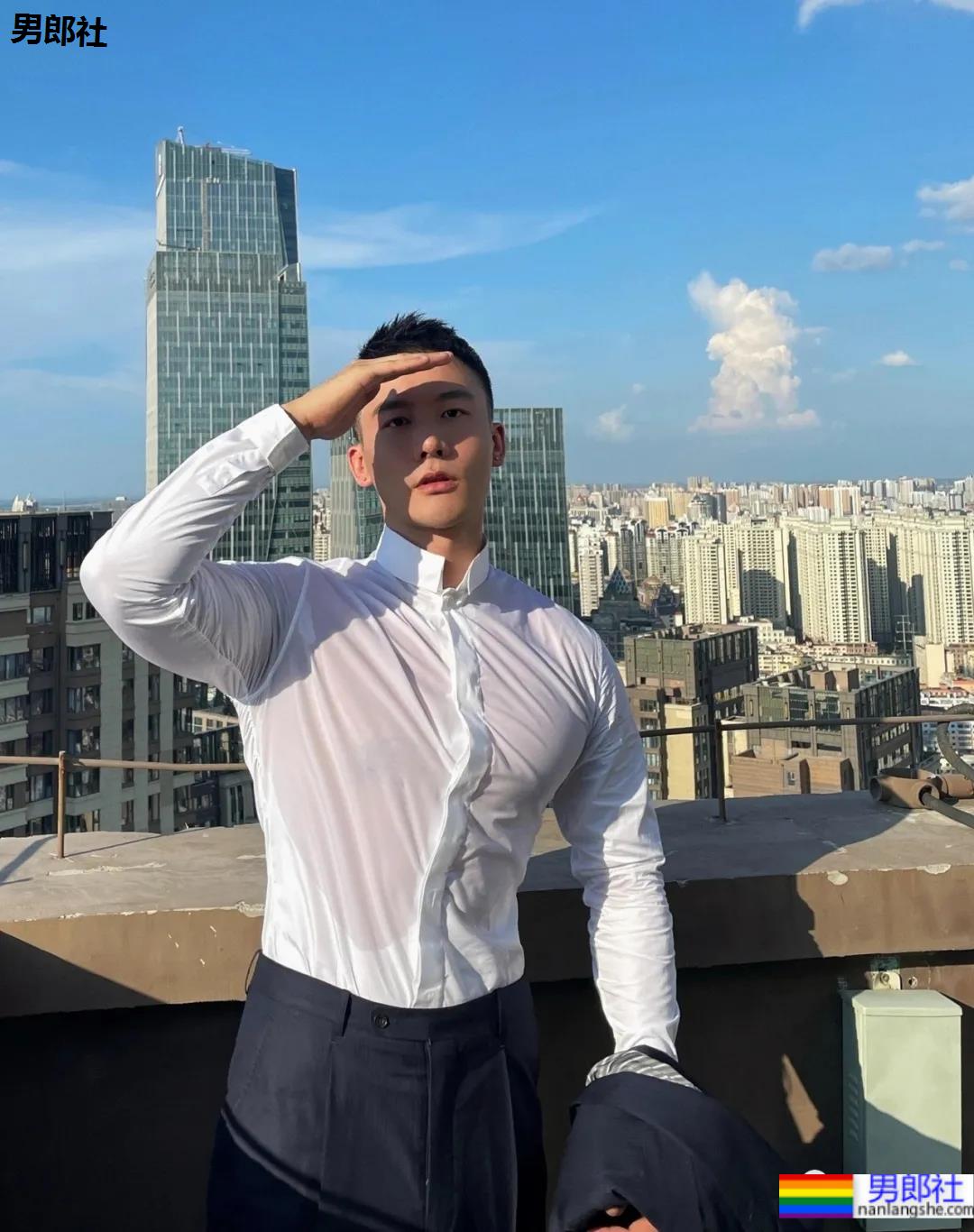 照片被疯传的正装肌肉男找到了，寸头腹肌大长腿，做梦的素材增加了！ - 51虹马