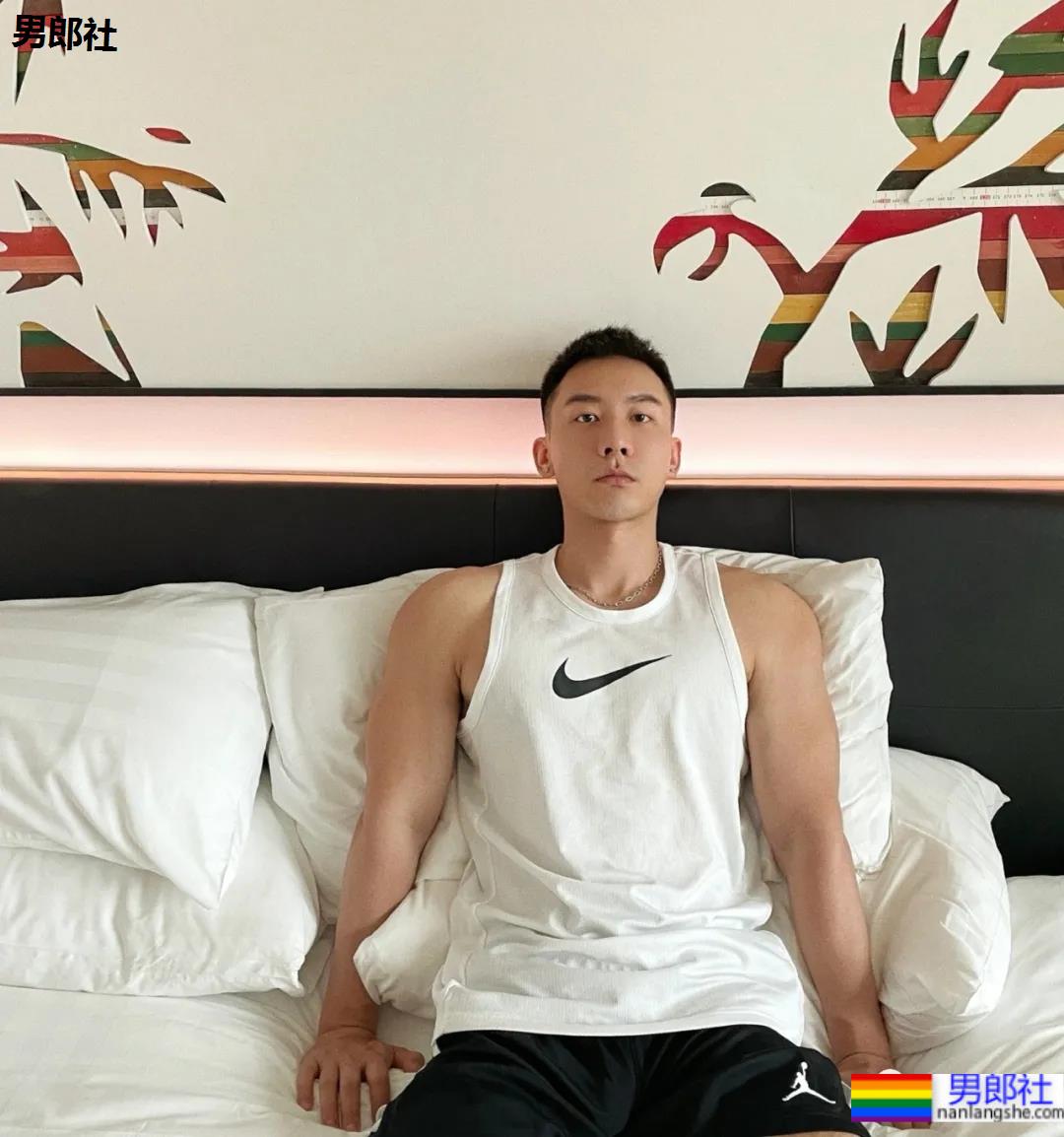 照片被疯传的正装肌肉男找到了，寸头腹肌大长腿，做梦的素材增加了！ - 51虹马