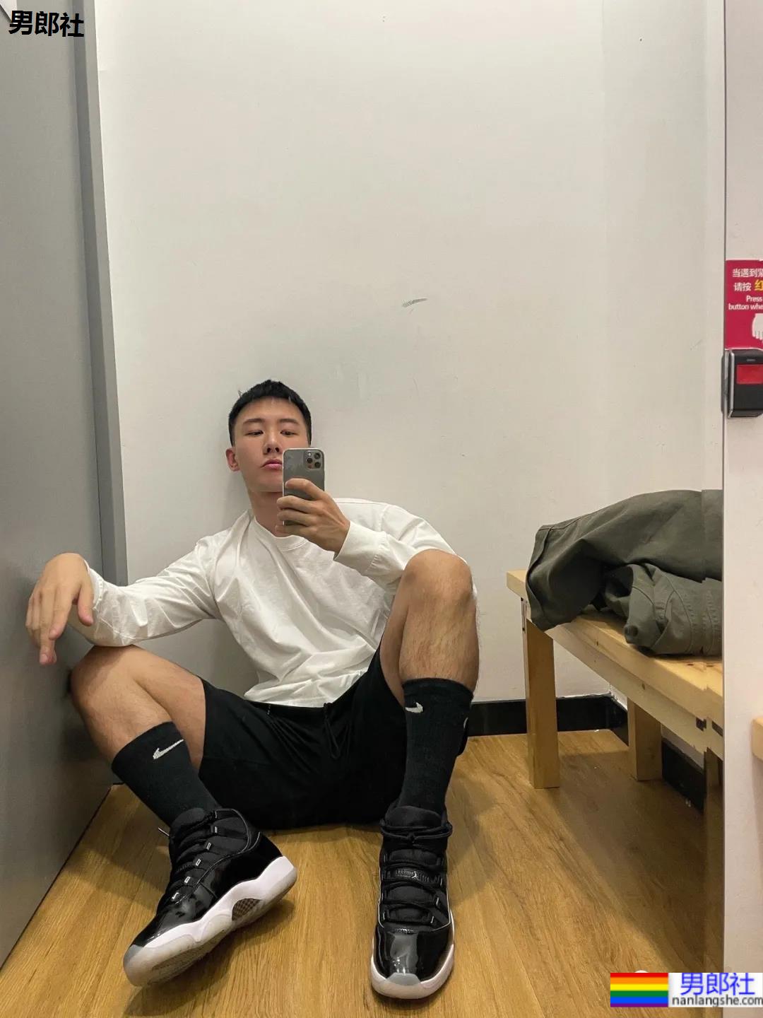 照片被疯传的正装肌肉男找到了，寸头腹肌大长腿，做梦的素材增加了！ - 51虹马