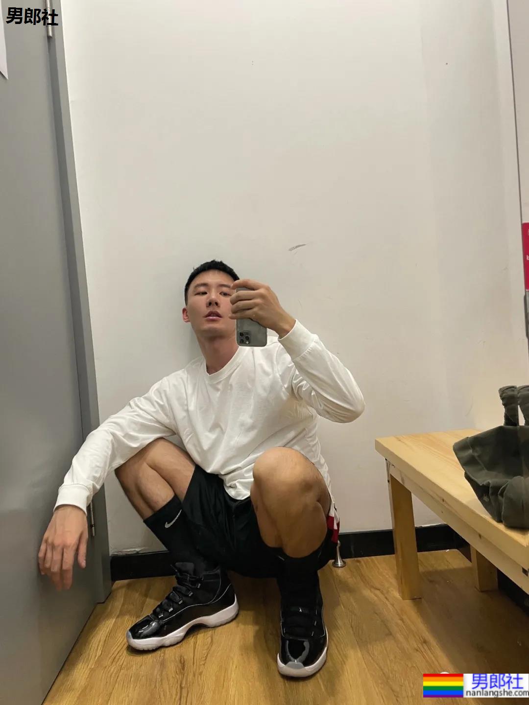 照片被疯传的正装肌肉男找到了，寸头腹肌大长腿，做梦的素材增加了！ - 51虹马