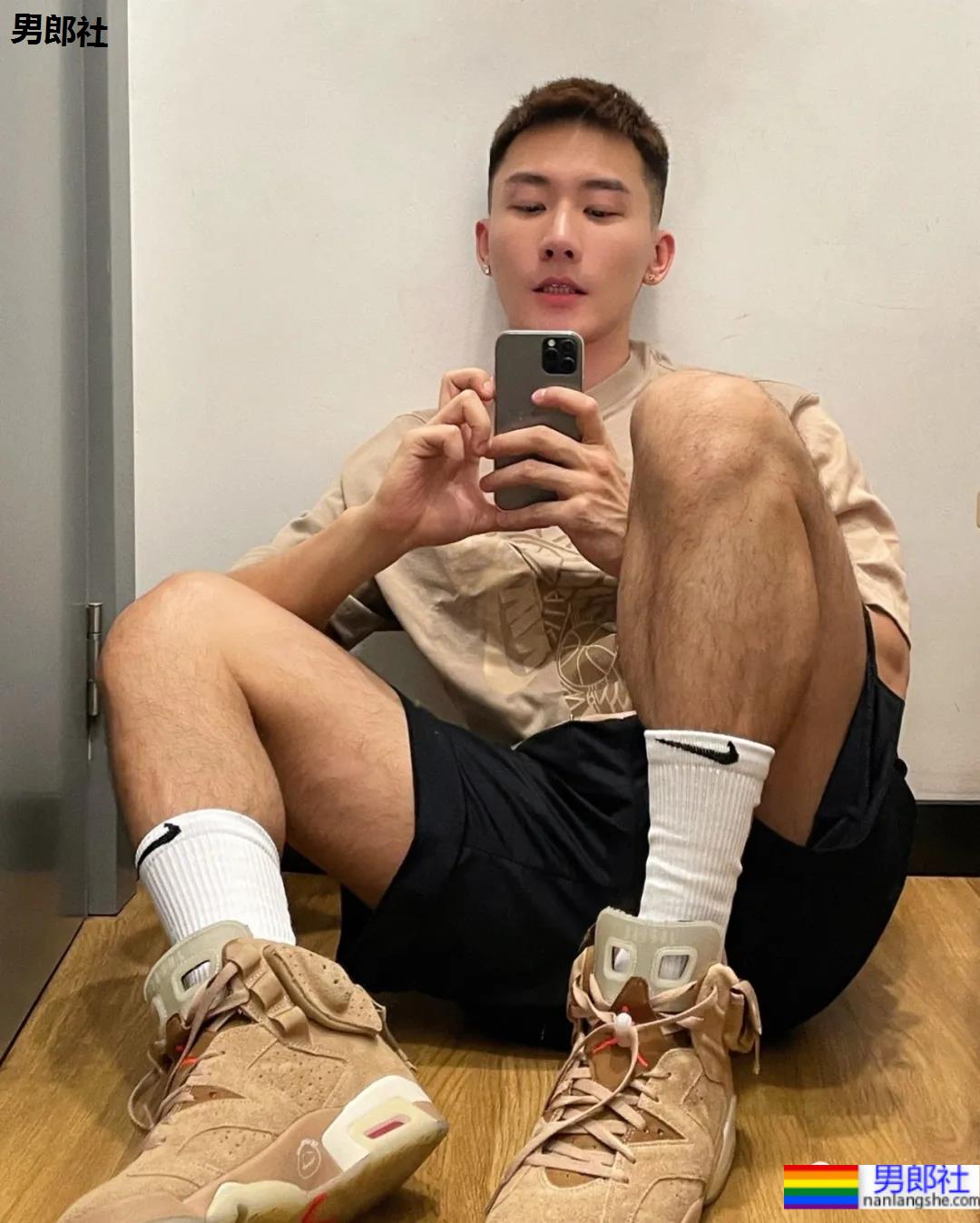 照片被疯传的正装肌肉男找到了，寸头腹肌大长腿，做梦的素材增加了！ - 51虹马