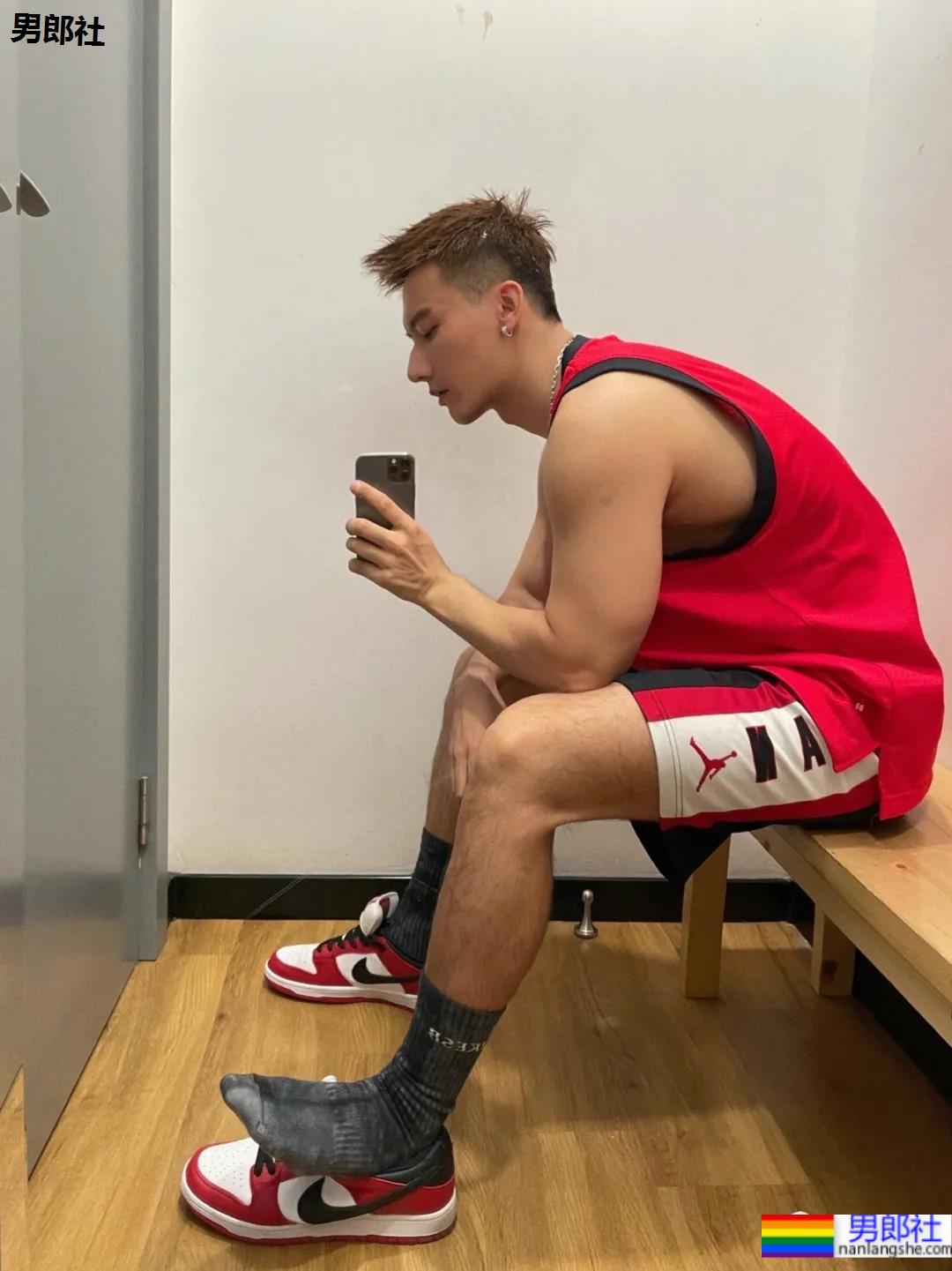 照片被疯传的正装肌肉男找到了，寸头腹肌大长腿，做梦的素材增加了！ - 51虹马