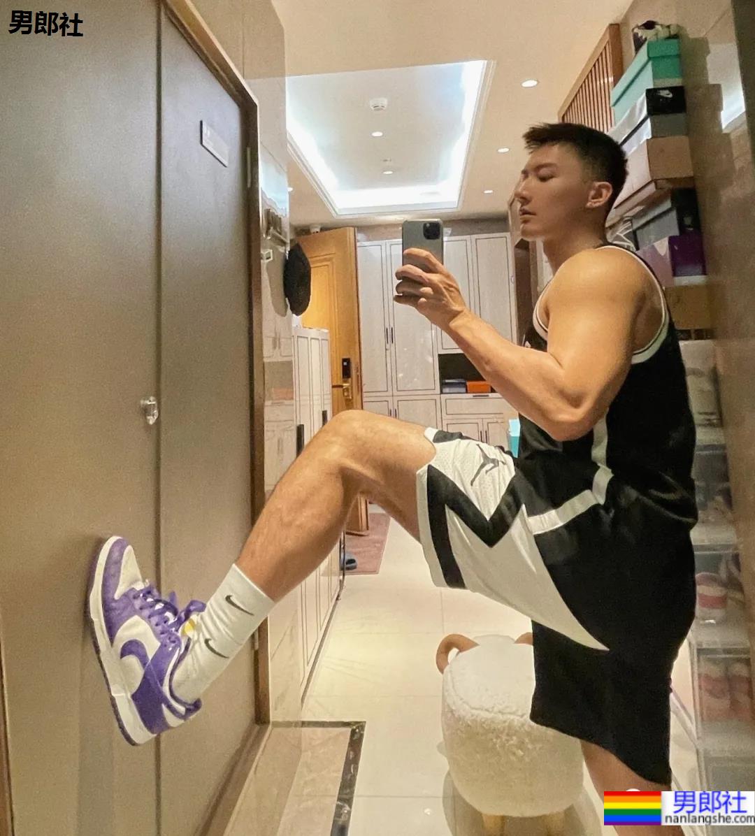 照片被疯传的正装肌肉男找到了，寸头腹肌大长腿，做梦的素材增加了！ - 51虹马