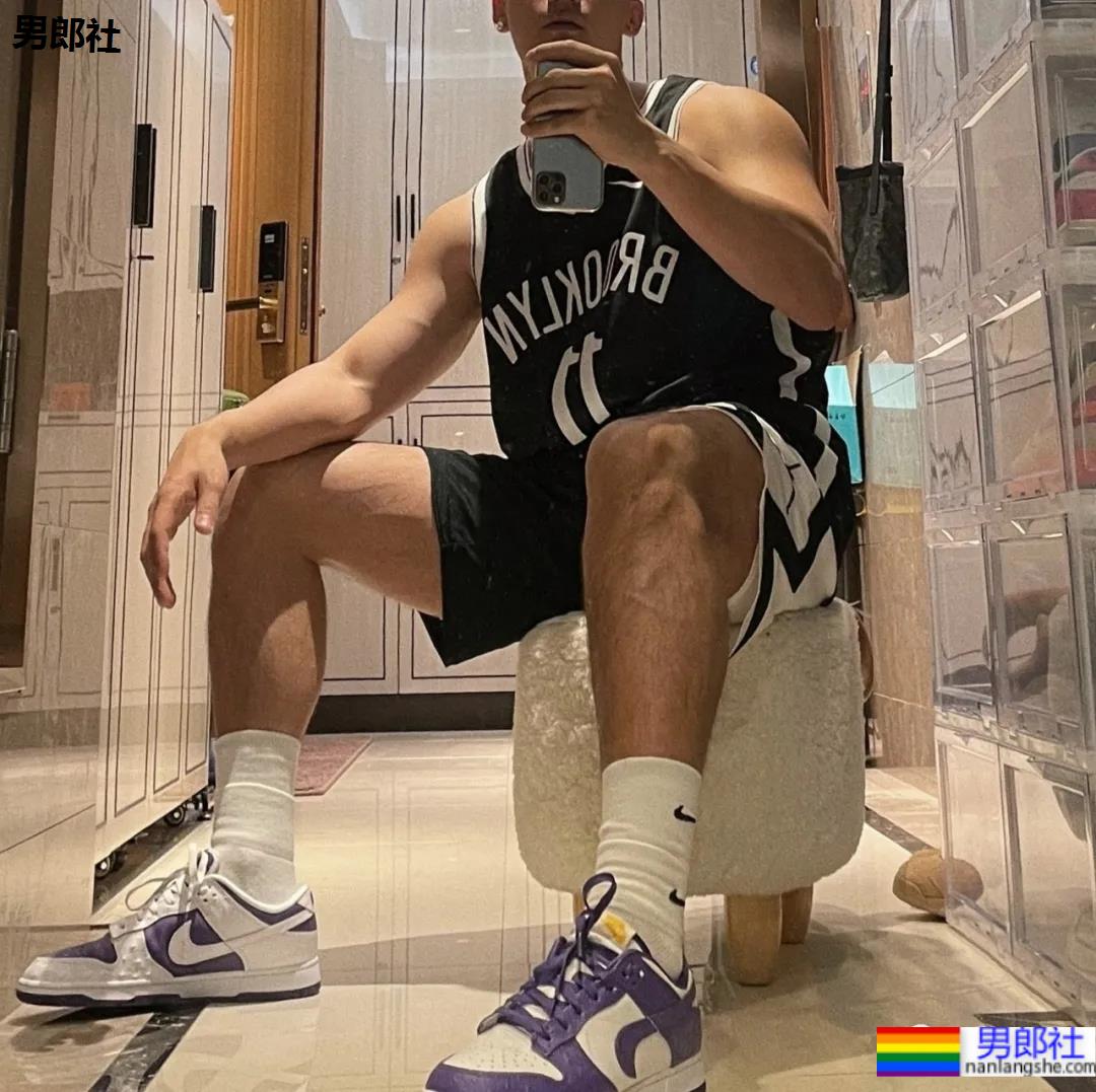 照片被疯传的正装肌肉男找到了，寸头腹肌大长腿，做梦的素材增加了！ - 51虹马