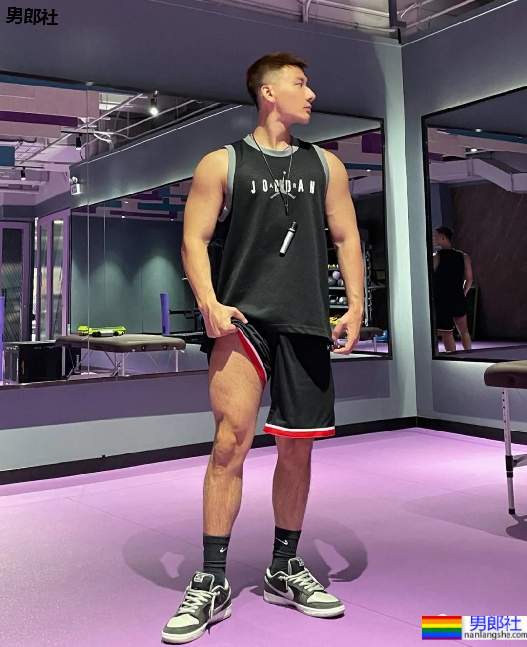 照片被疯传的正装肌肉男找到了，寸头腹肌大长腿，做梦的素材增加了！ - 51虹马