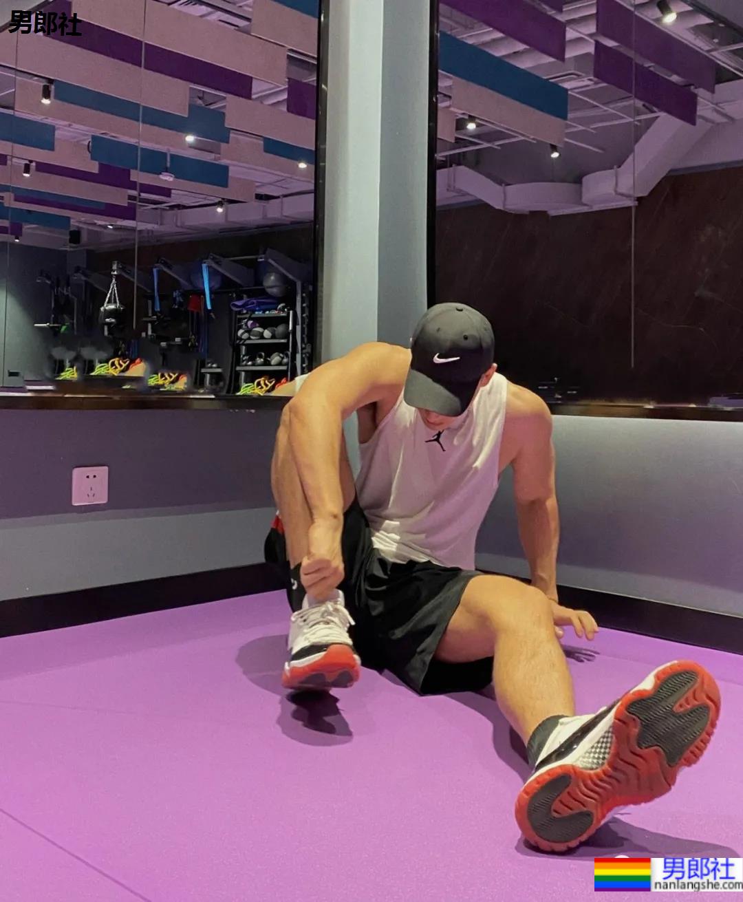 照片被疯传的正装肌肉男找到了，寸头腹肌大长腿，做梦的素材增加了！ - 51虹马