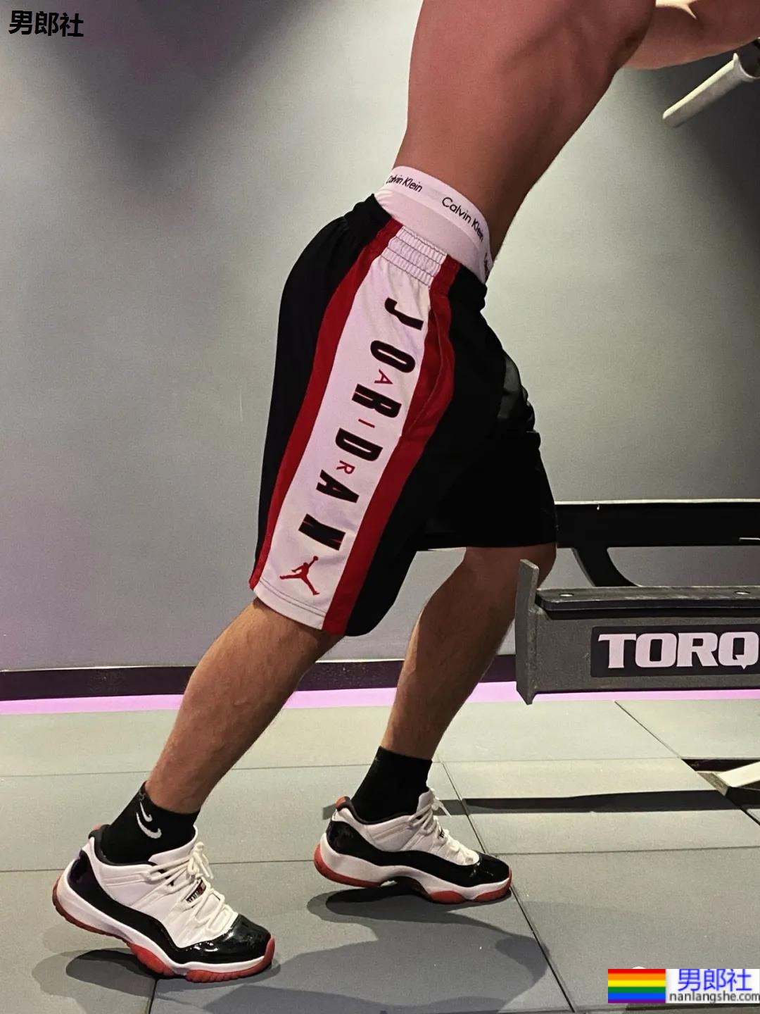 照片被疯传的正装肌肉男找到了，寸头腹肌大长腿，做梦的素材增加了！ - 51虹马