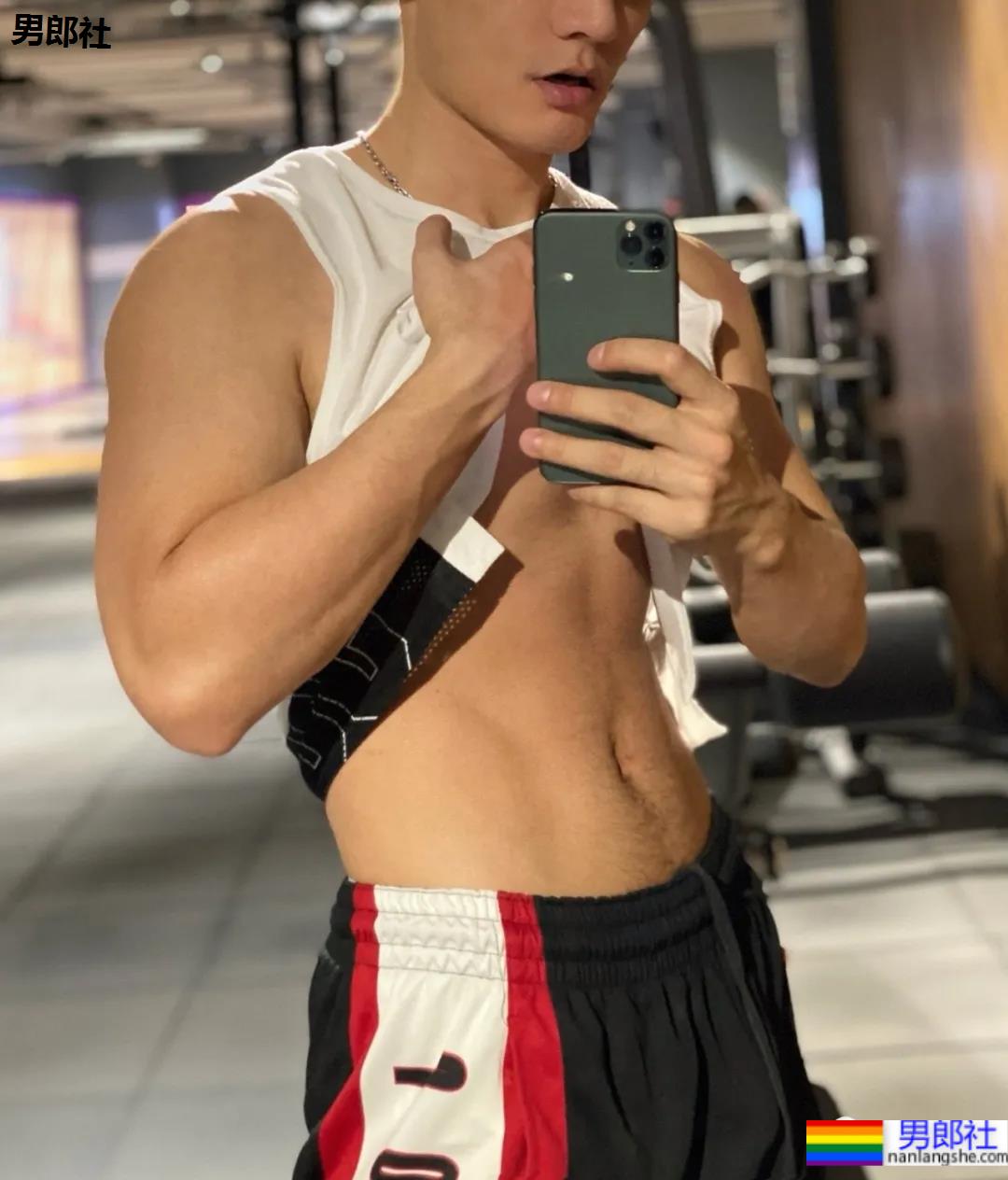 照片被疯传的正装肌肉男找到了，寸头腹肌大长腿，做梦的素材增加了！ - 51虹马