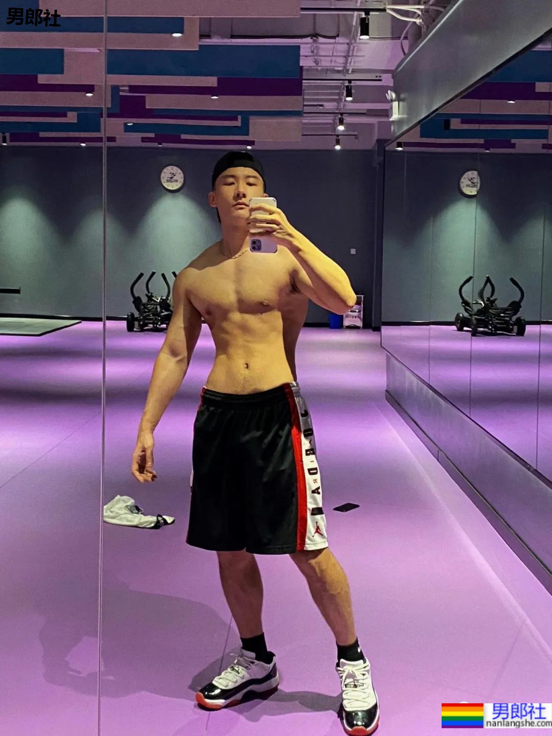 照片被疯传的正装肌肉男找到了，寸头腹肌大长腿，做梦的素材增加了！ - 51虹马