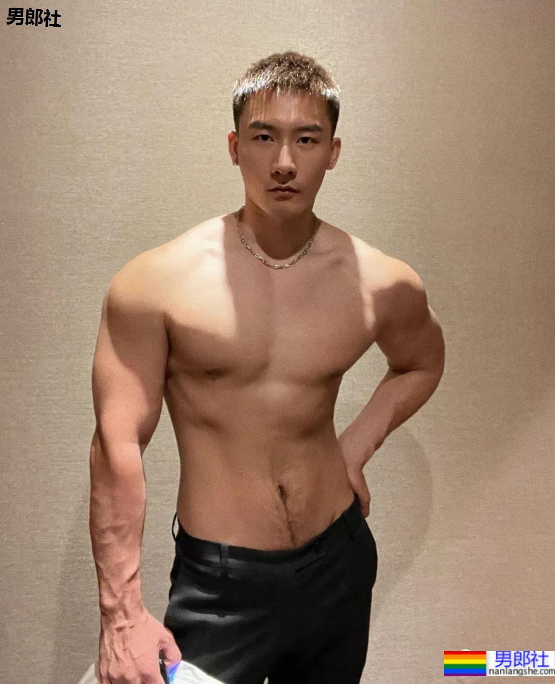 照片被疯传的正装肌肉男找到了，寸头腹肌大长腿，做梦的素材增加了！ - 51虹马