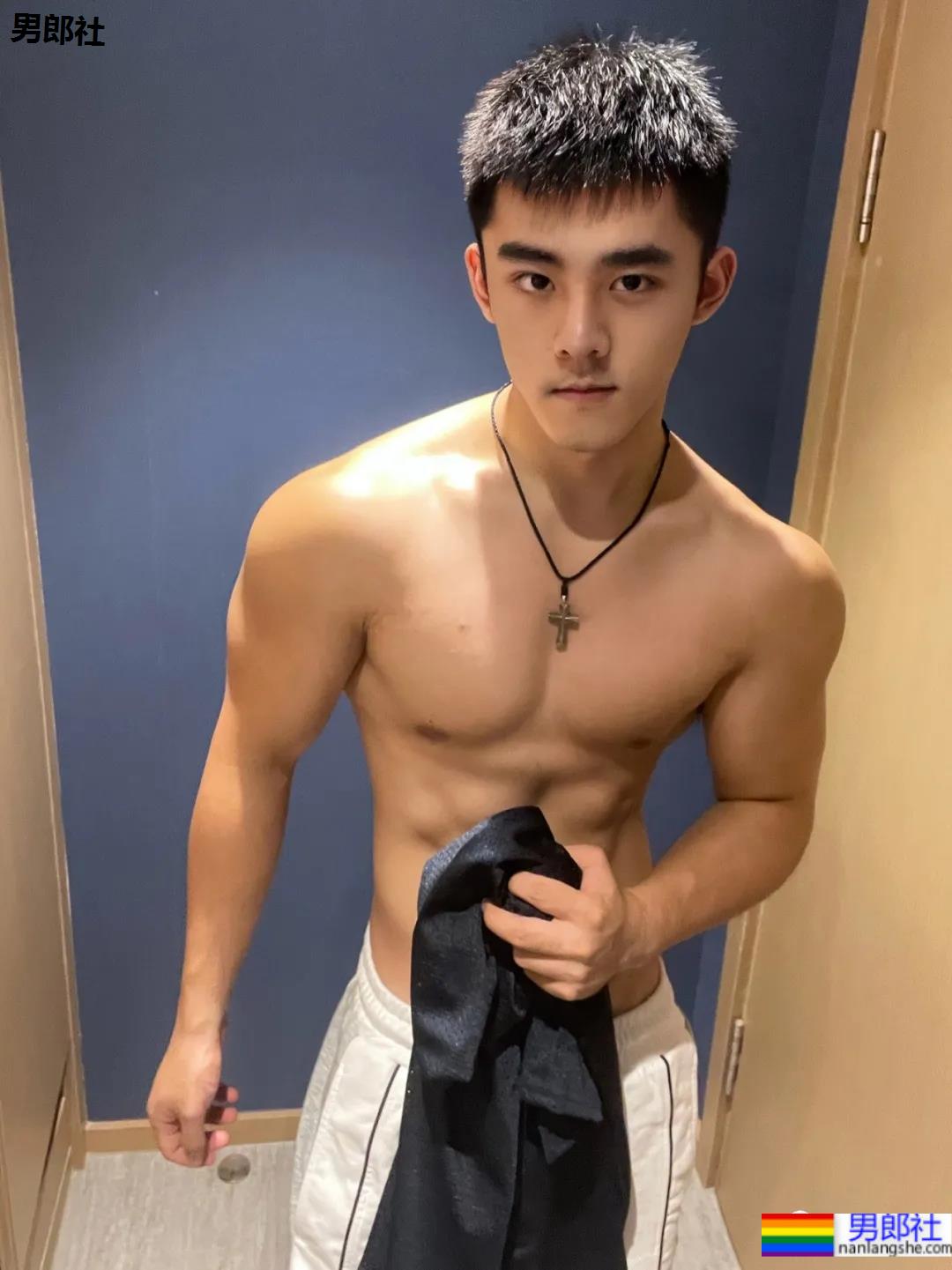 童颜肌肉小奶狗，你接受这么可爱的腹肌男友吗？ - 51虹马