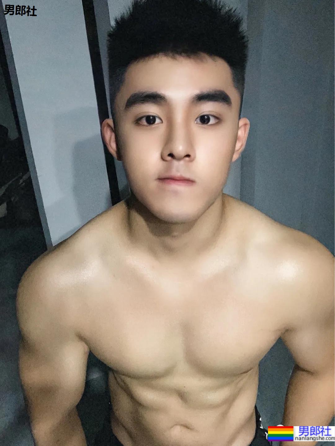 童颜肌肉小奶狗，你接受这么可爱的腹肌男友吗？ - 51虹马