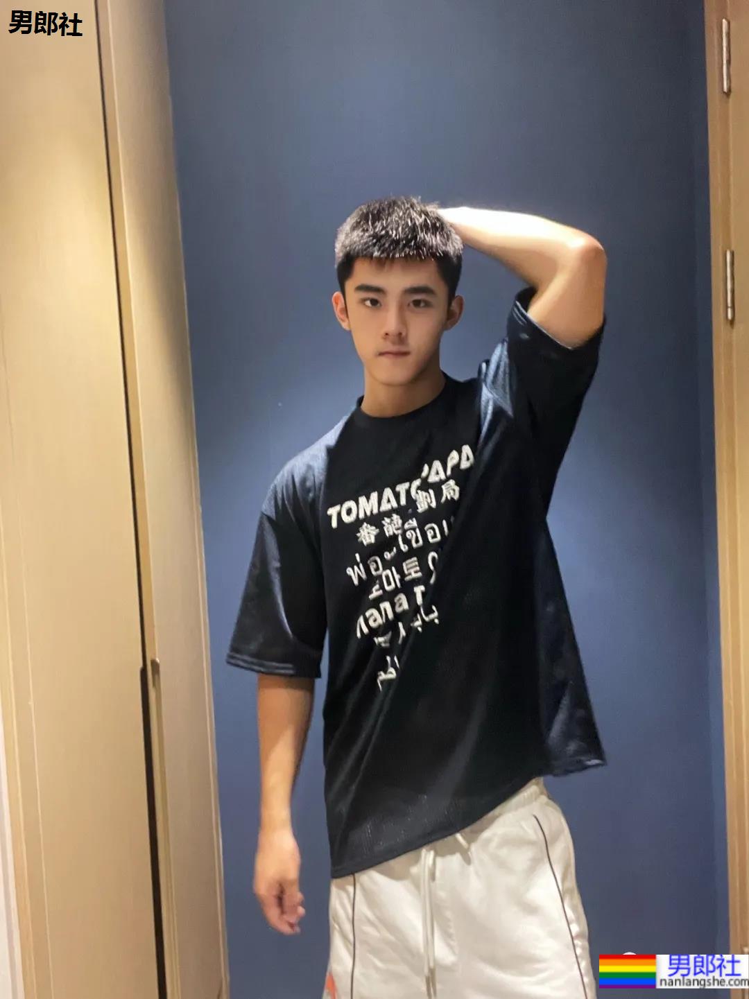 童颜肌肉小奶狗，你接受这么可爱的腹肌男友吗？ - 51虹马