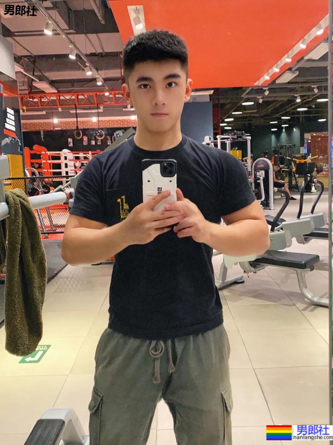 童颜肌肉小奶狗，你接受这么可爱的腹肌男友吗？ - 51虹马