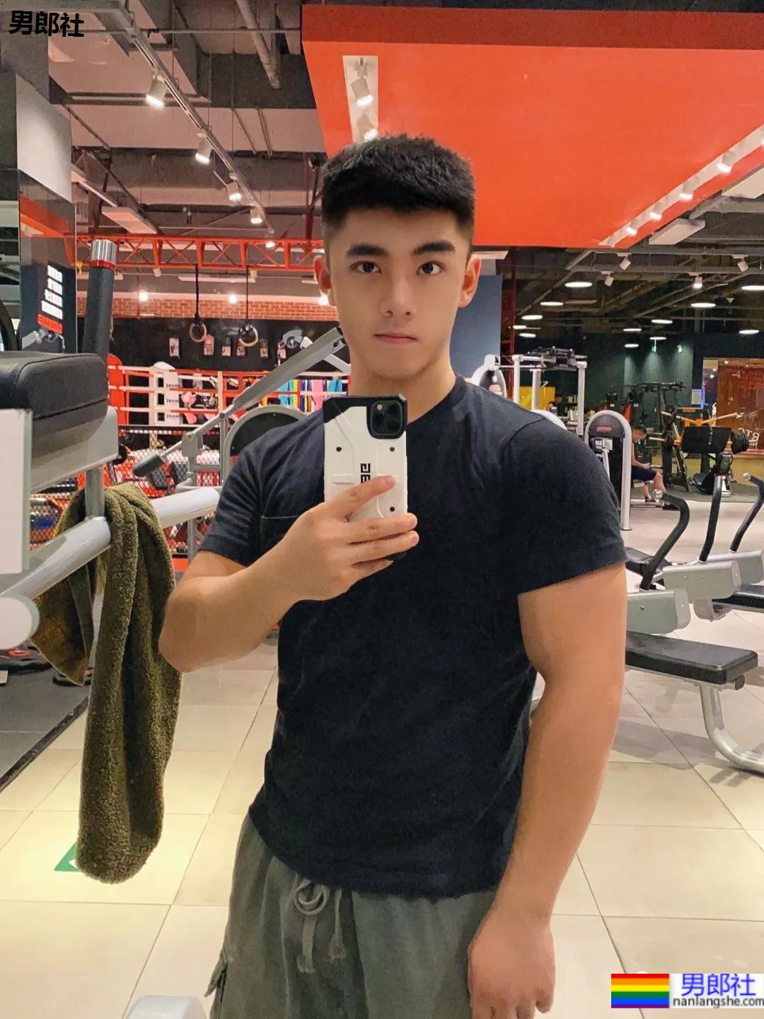 童颜肌肉小奶狗，你接受这么可爱的腹肌男友吗？ - 51虹马