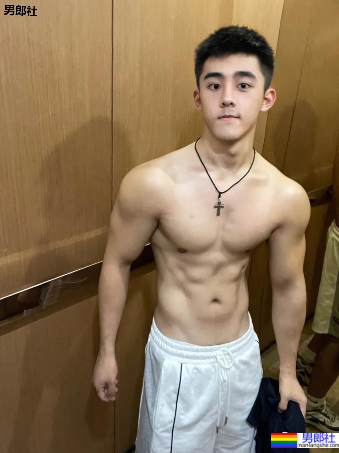 童颜肌肉小奶狗，你接受这么可爱的腹肌男友吗？ - 51虹马