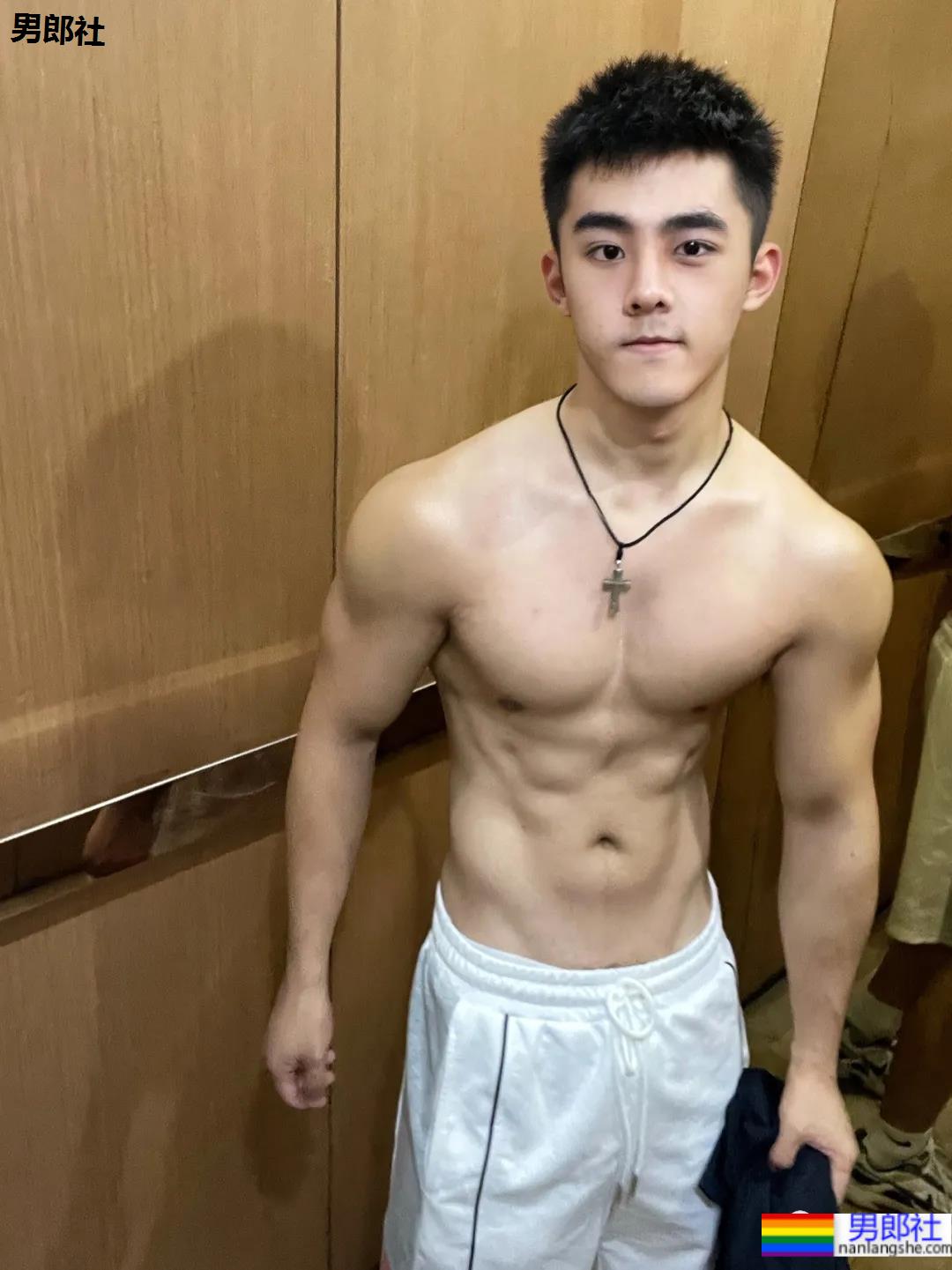 童颜肌肉小奶狗，你接受这么可爱的腹肌男友吗？ - 51虹马