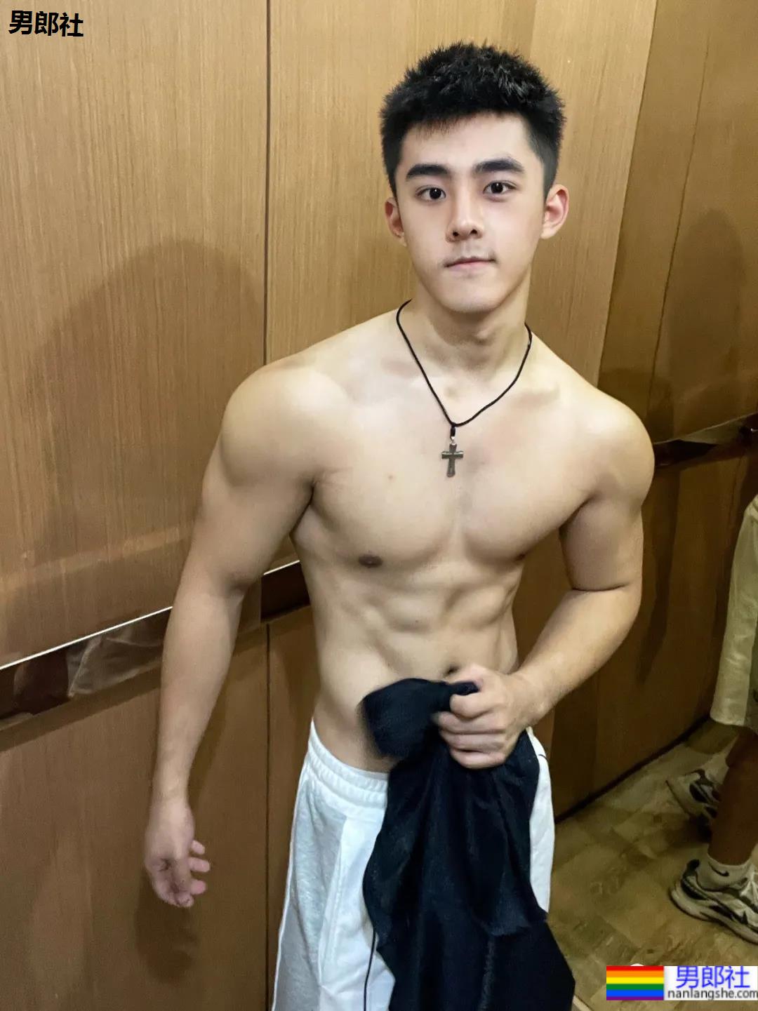 童颜肌肉小奶狗，你接受这么可爱的腹肌男友吗？ - 51虹马