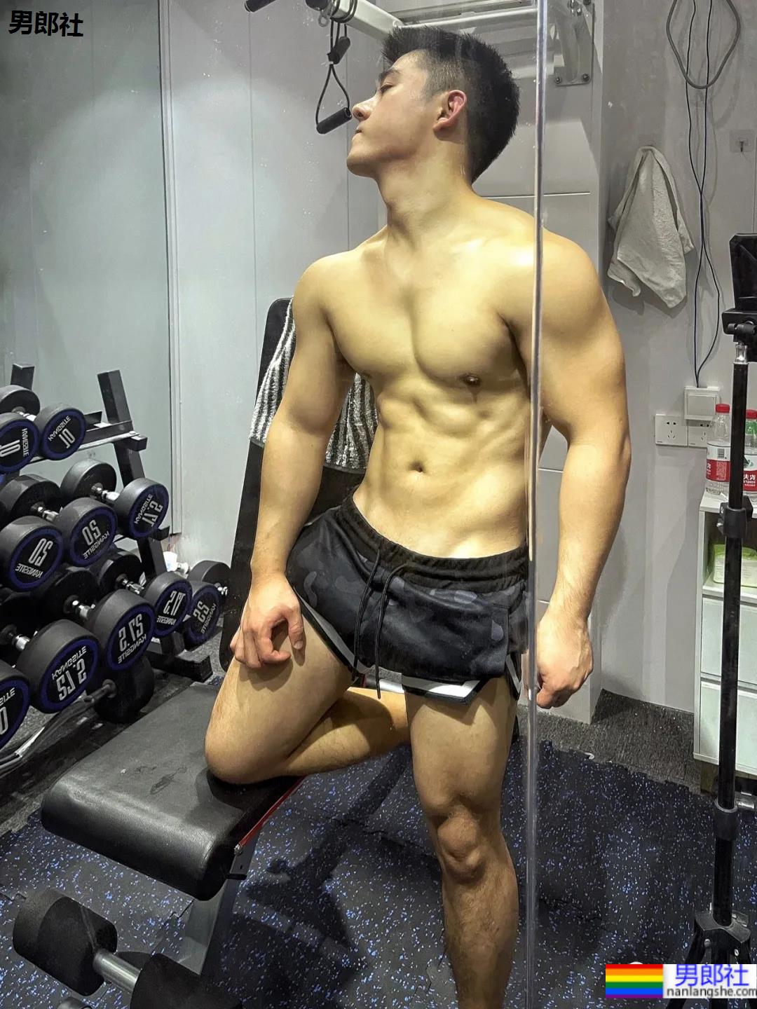 童颜肌肉小奶狗，你接受这么可爱的腹肌男友吗？ - 51虹马