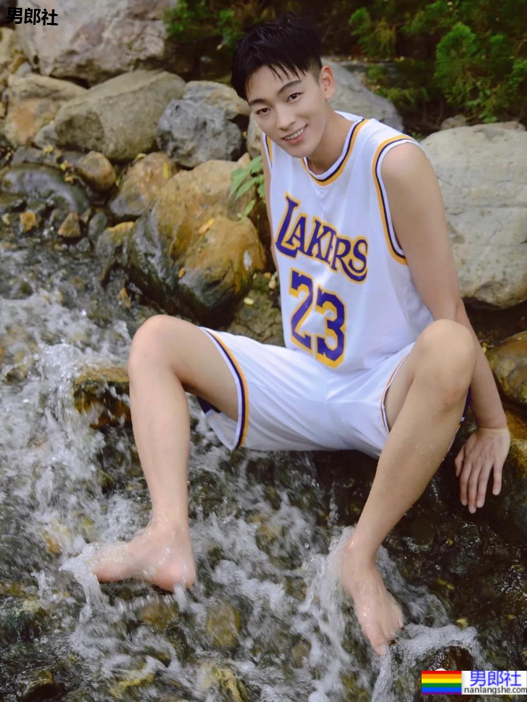 山谷里玩水的球服少年，对这样的男孩子毫无抵抗力啊！ - 51虹马