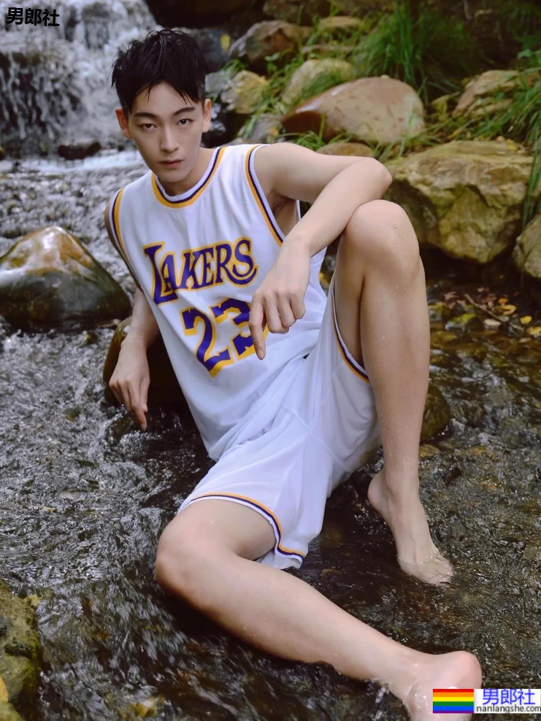 山谷里玩水的球服少年，对这样的男孩子毫无抵抗力啊！ - 51虹马