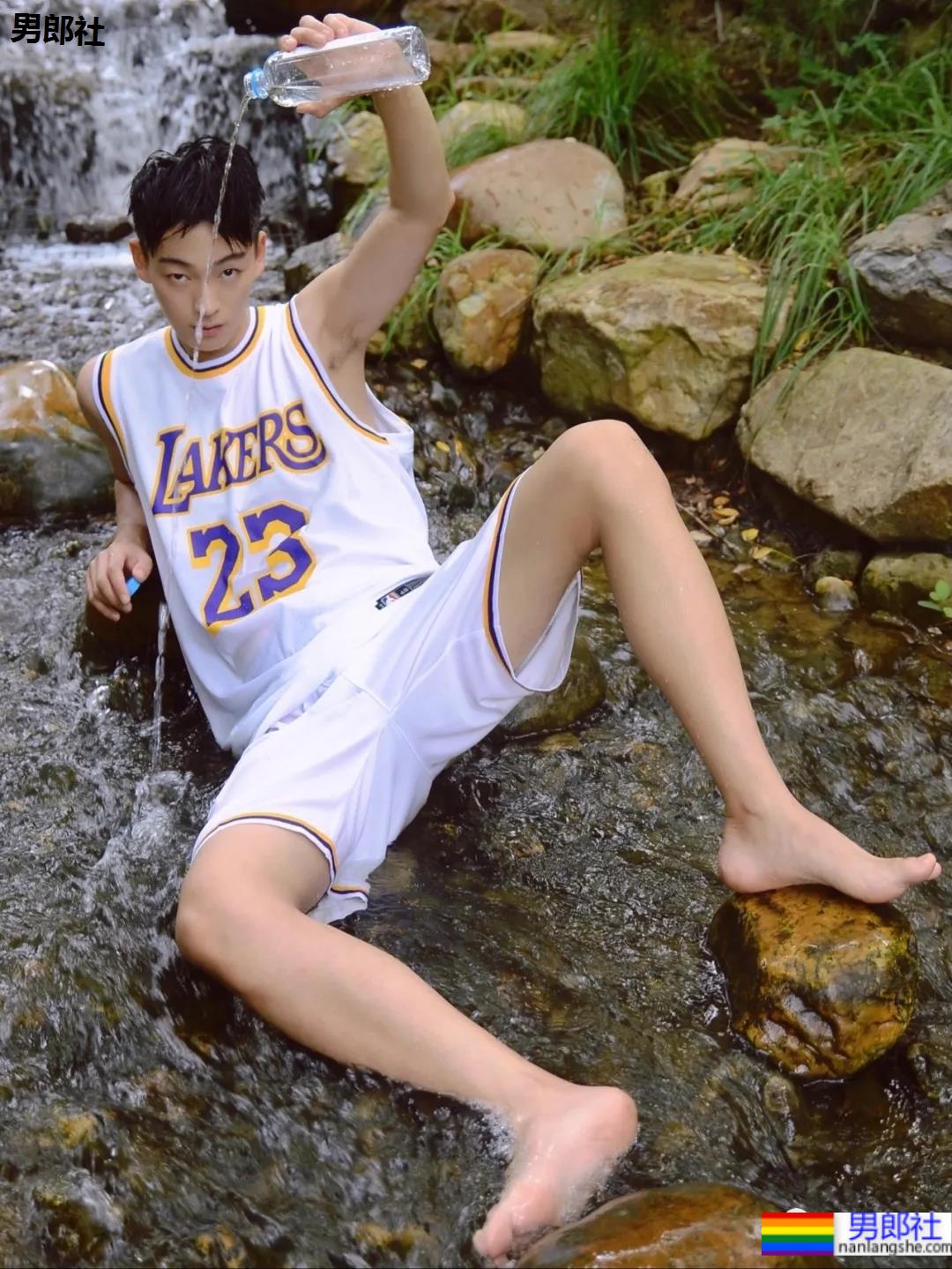 山谷里玩水的球服少年，对这样的男孩子毫无抵抗力啊！ - 51虹马