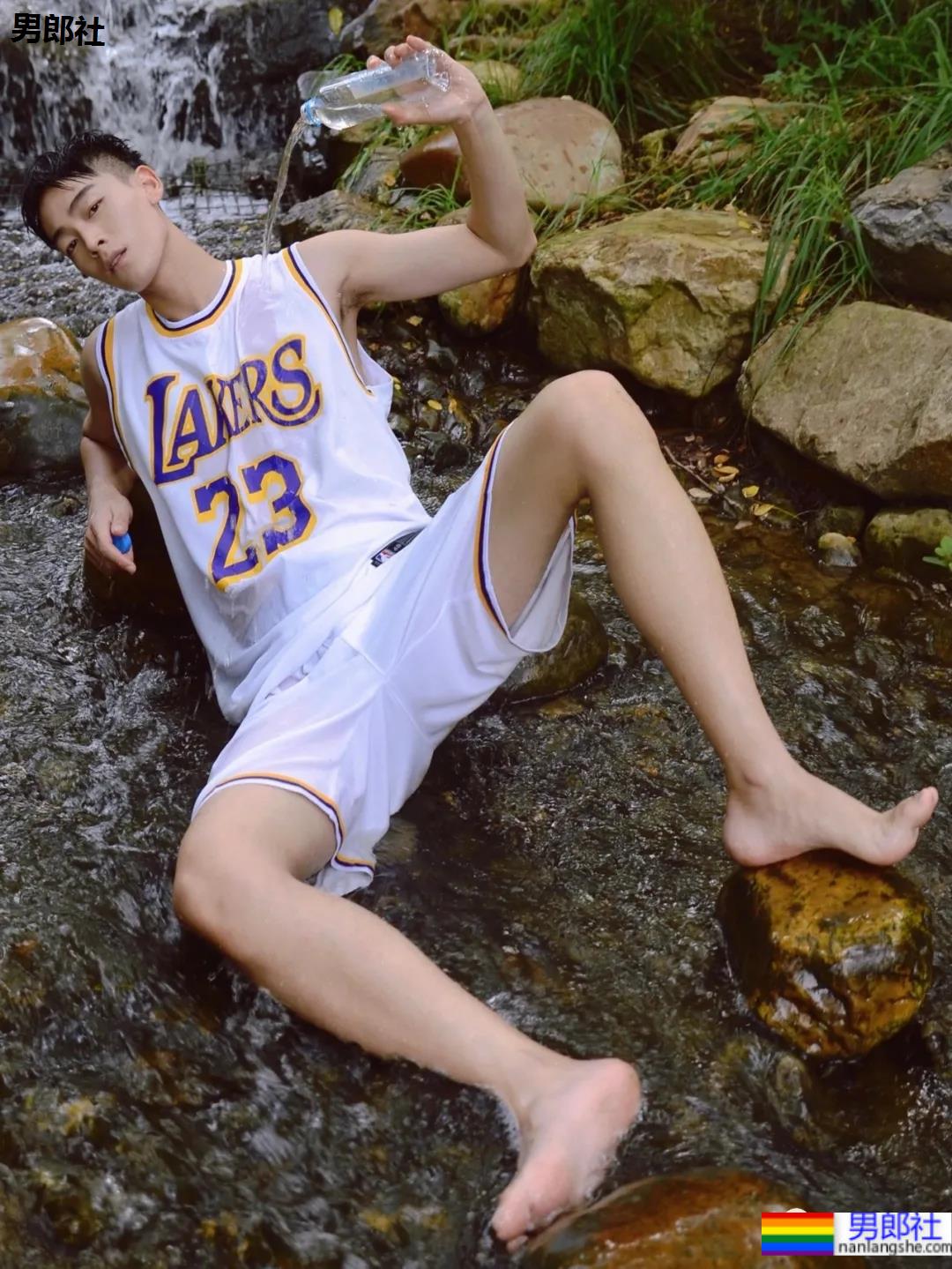 山谷里玩水的球服少年，对这样的男孩子毫无抵抗力啊！ - 51虹马
