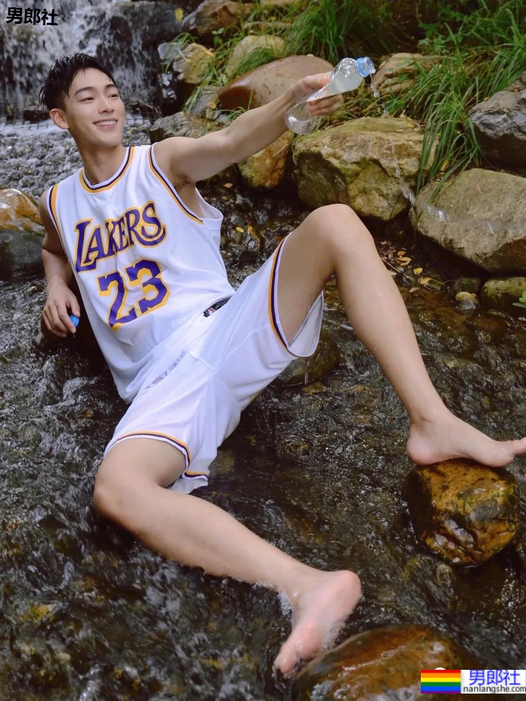 山谷里玩水的球服少年，对这样的男孩子毫无抵抗力啊！ - 51虹马