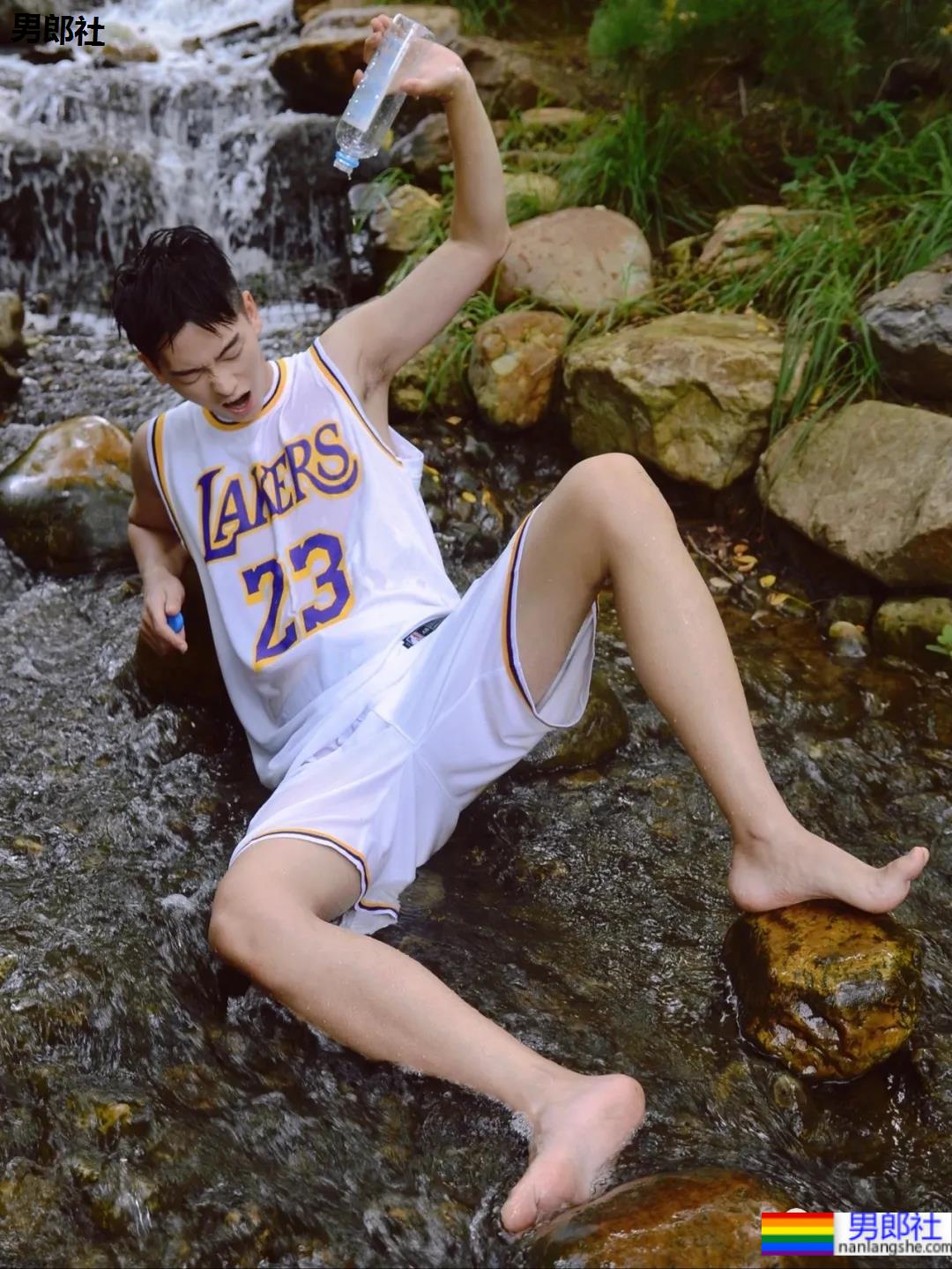 山谷里玩水的球服少年，对这样的男孩子毫无抵抗力啊！ - 51虹马