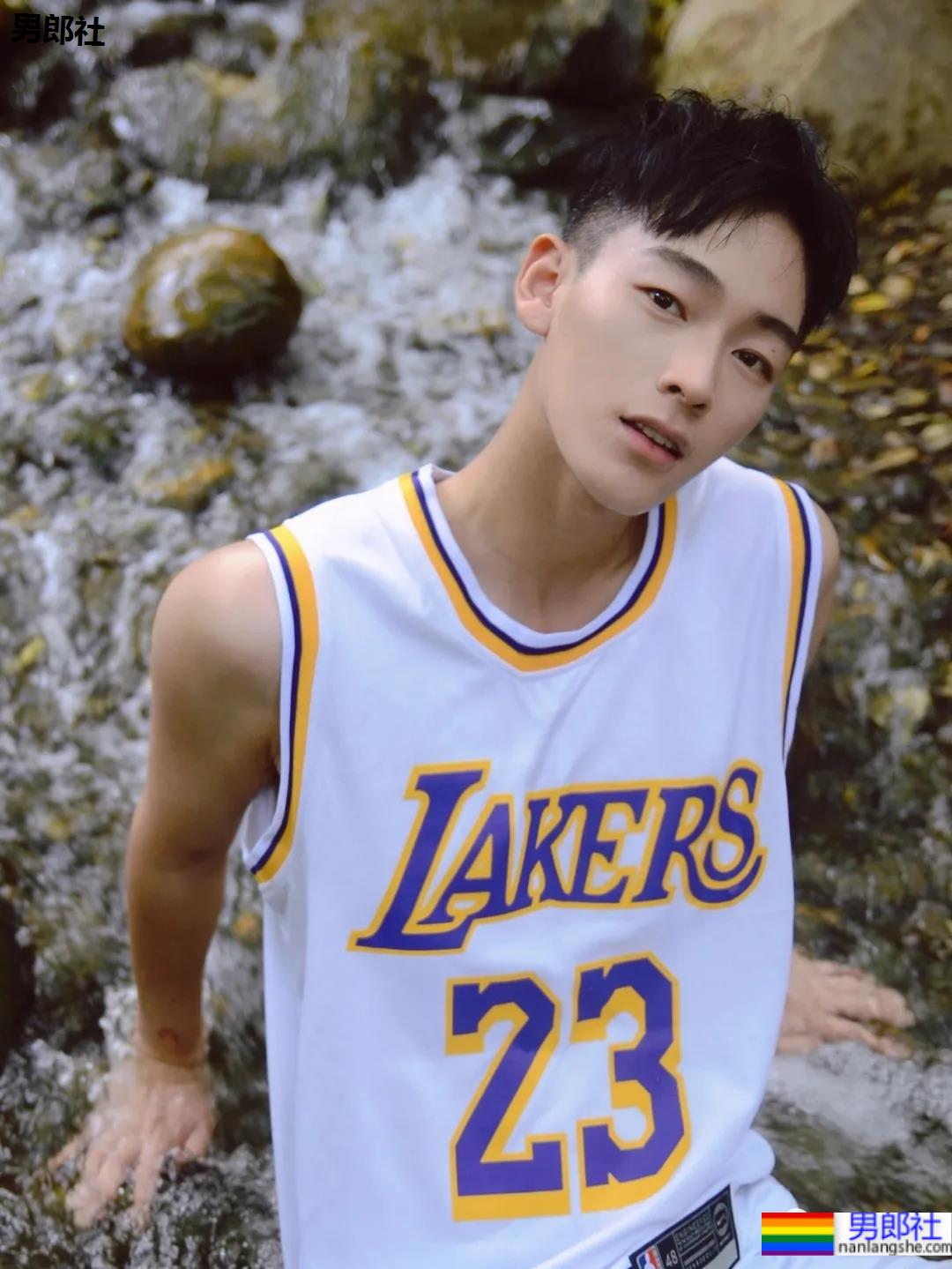 山谷里玩水的球服少年，对这样的男孩子毫无抵抗力啊！ - 51虹马