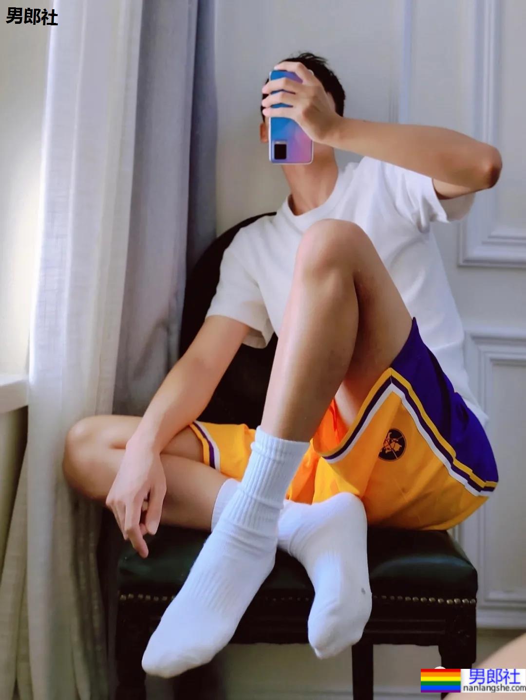 山谷里玩水的球服少年，对这样的男孩子毫无抵抗力啊！ - 51虹马