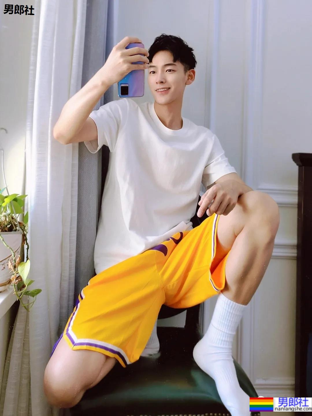 山谷里玩水的球服少年，对这样的男孩子毫无抵抗力啊！ - 51虹马