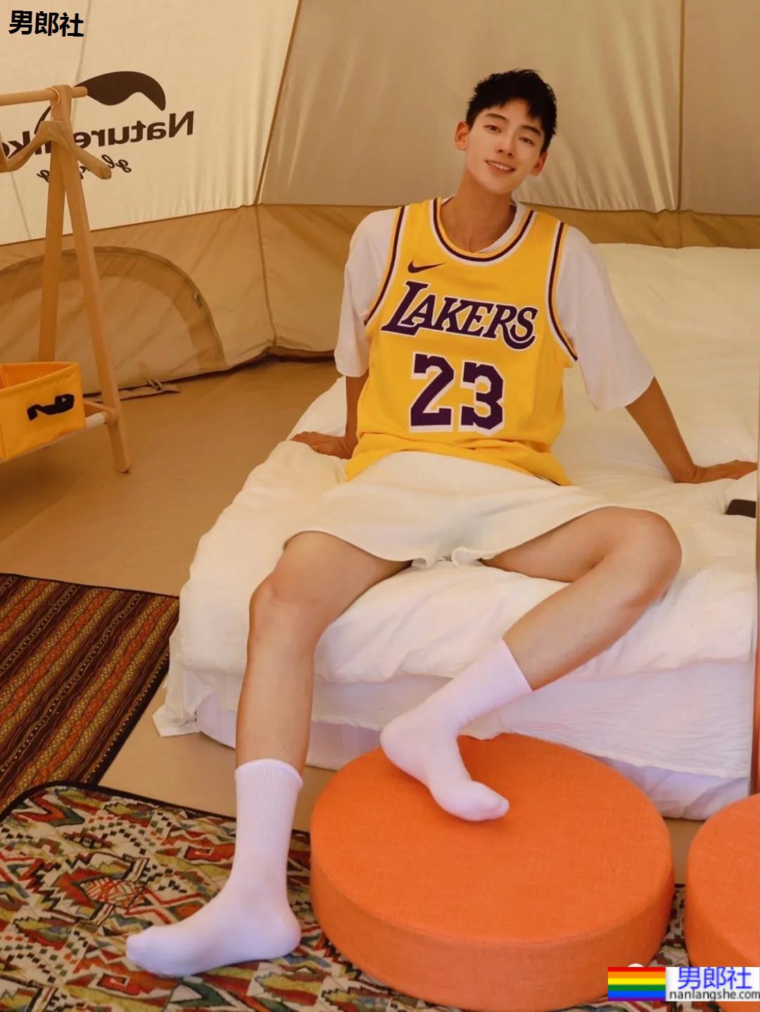 山谷里玩水的球服少年，对这样的男孩子毫无抵抗力啊！ - 51虹马