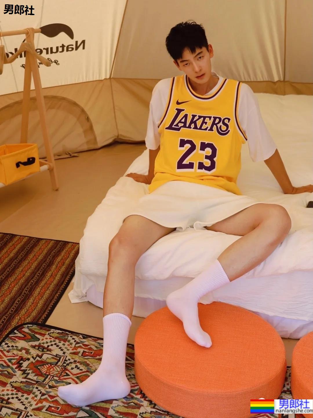 山谷里玩水的球服少年，对这样的男孩子毫无抵抗力啊！ - 51虹马