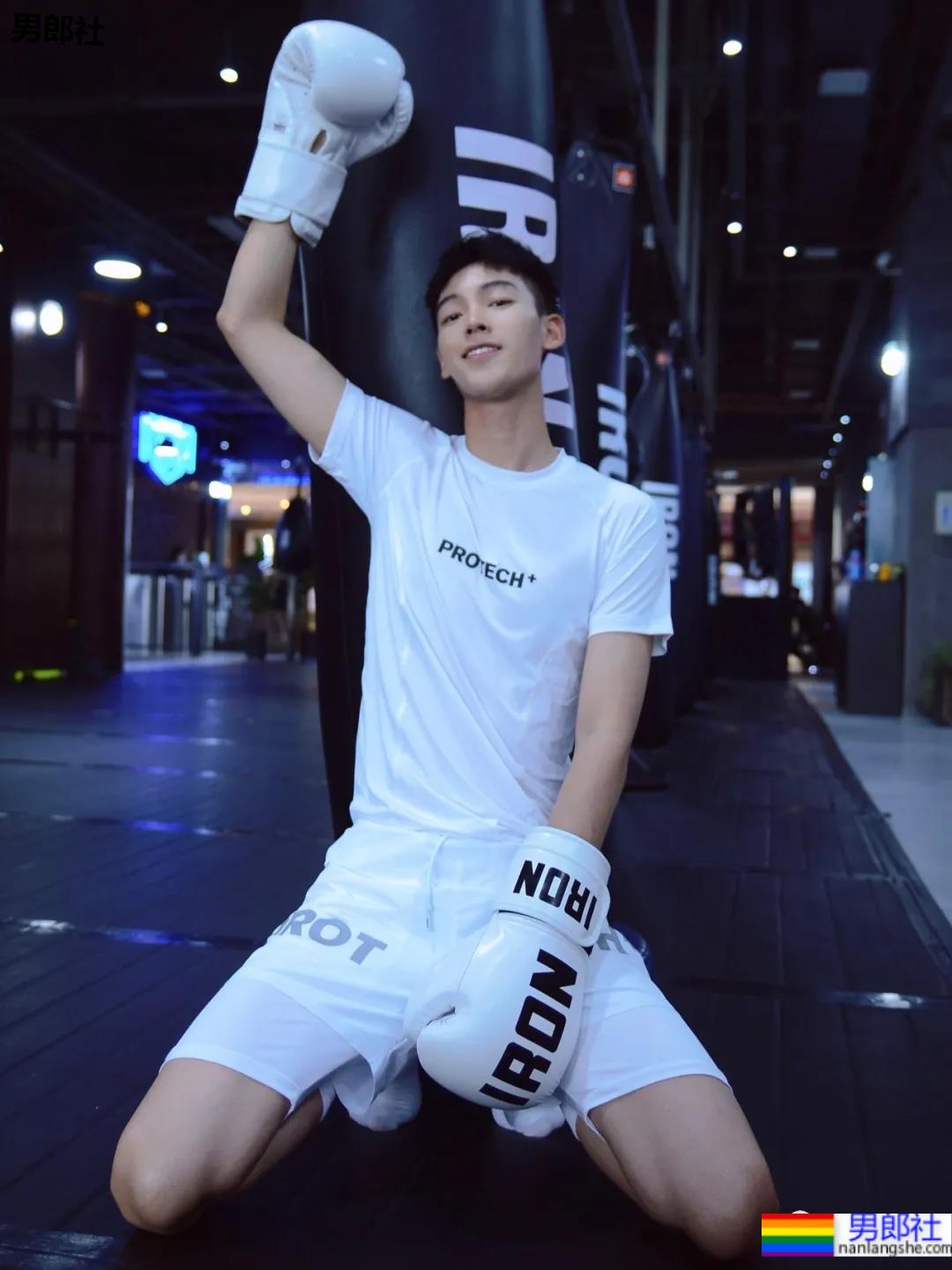 山谷里玩水的球服少年，对这样的男孩子毫无抵抗力啊！ - 51虹马