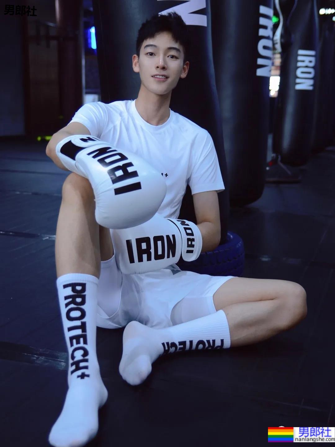 山谷里玩水的球服少年，对这样的男孩子毫无抵抗力啊！ - 51虹马