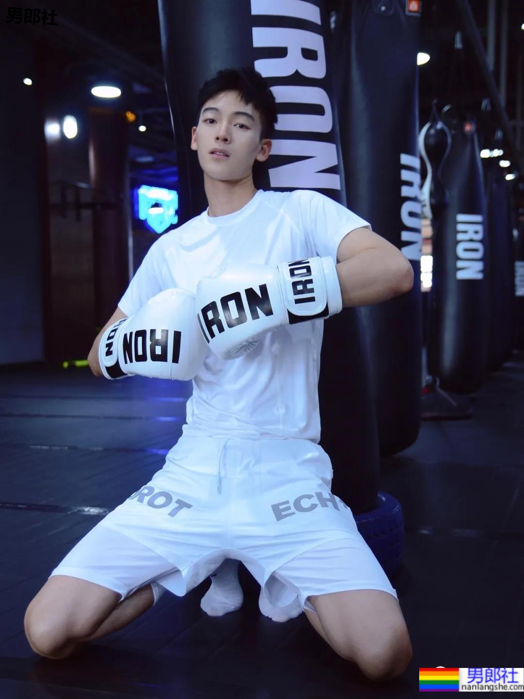 山谷里玩水的球服少年，对这样的男孩子毫无抵抗力啊！ - 51虹马