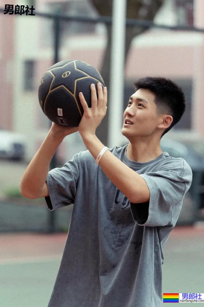 湖南理工02年185CM篮球体育生，薄肌寸头长腿弟弟也太可了吧！-51虹马