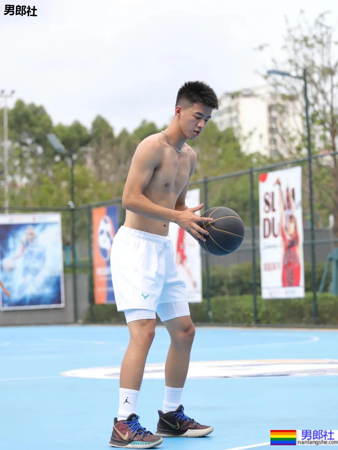 185CM成都篮球帅哥找到了！球场流汗脱衣打球太A了！-51虹马