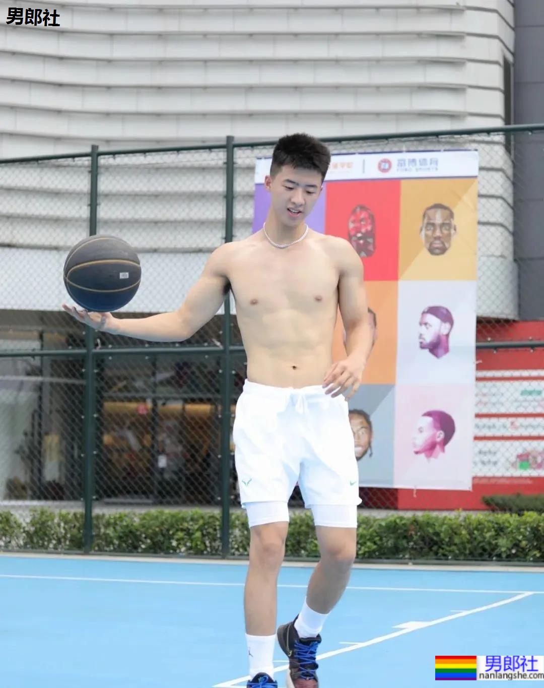 185CM成都篮球帅哥找到了!球场流汗脱衣打球太A了! - 51虹马 185CM成都篮球帅哥找到了!球场流汗脱衣打球太A了! - 51虹马