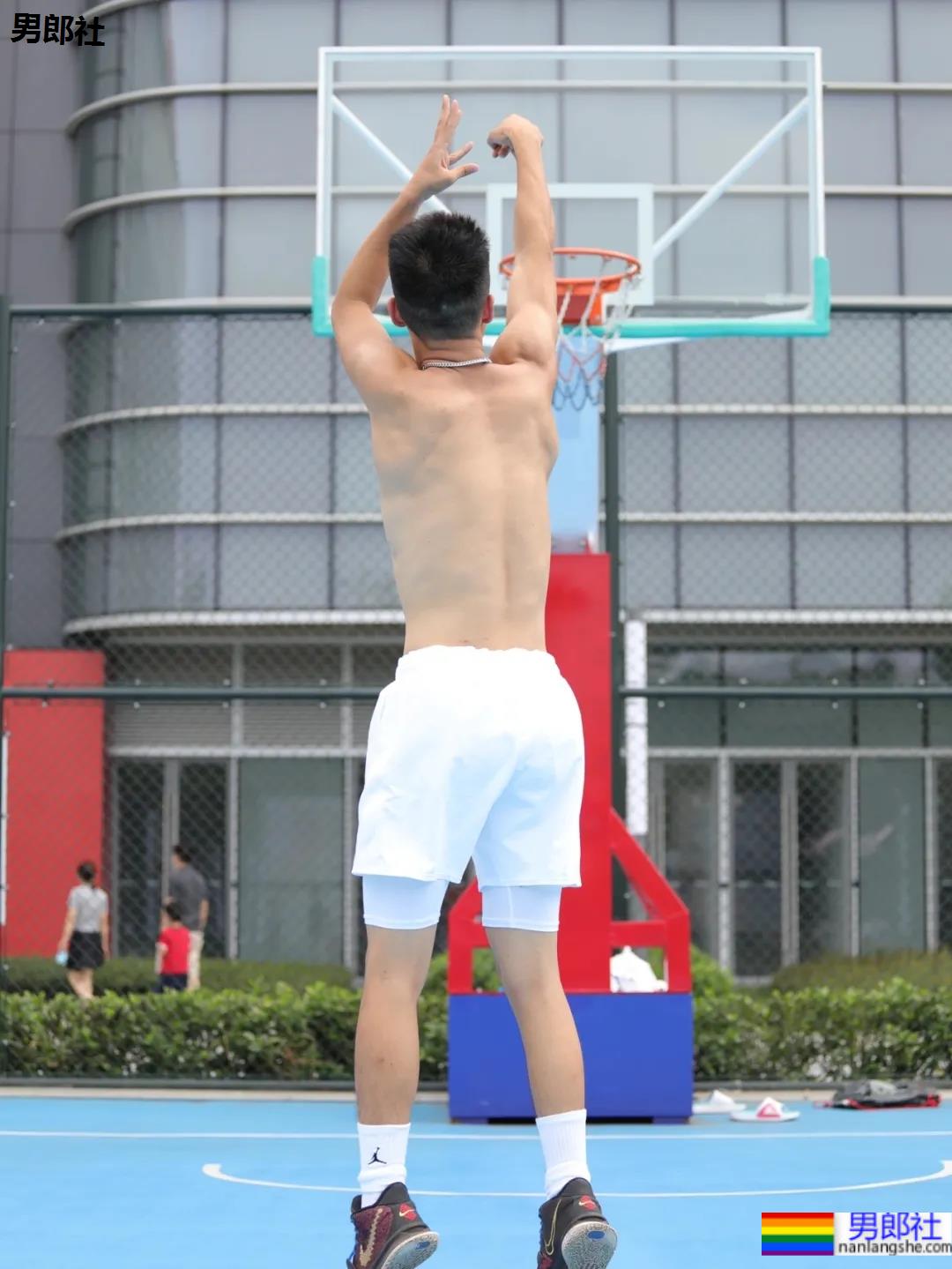 185CM成都篮球帅哥找到了!球场流汗脱衣打球太A了! - 51虹马 185CM成都篮球帅哥找到了!球场流汗脱衣打球太A了! - 51虹马