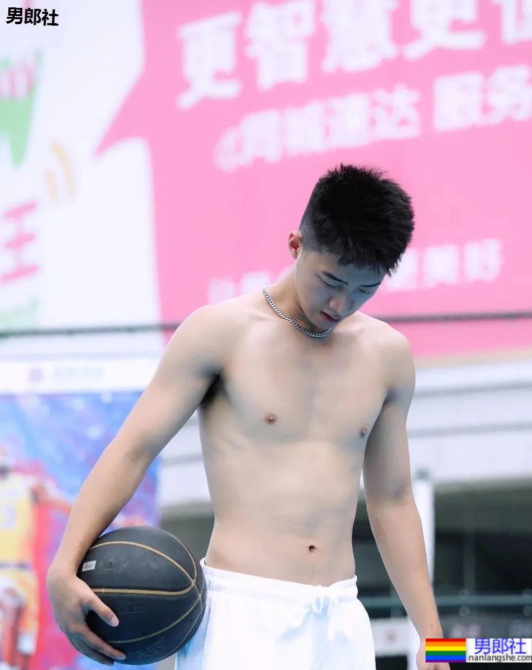 185CM成都篮球帅哥找到了!球场流汗脱衣打球太A了! - 51虹马 185CM成都篮球帅哥找到了!球场流汗脱衣打球太A了! - 51虹马